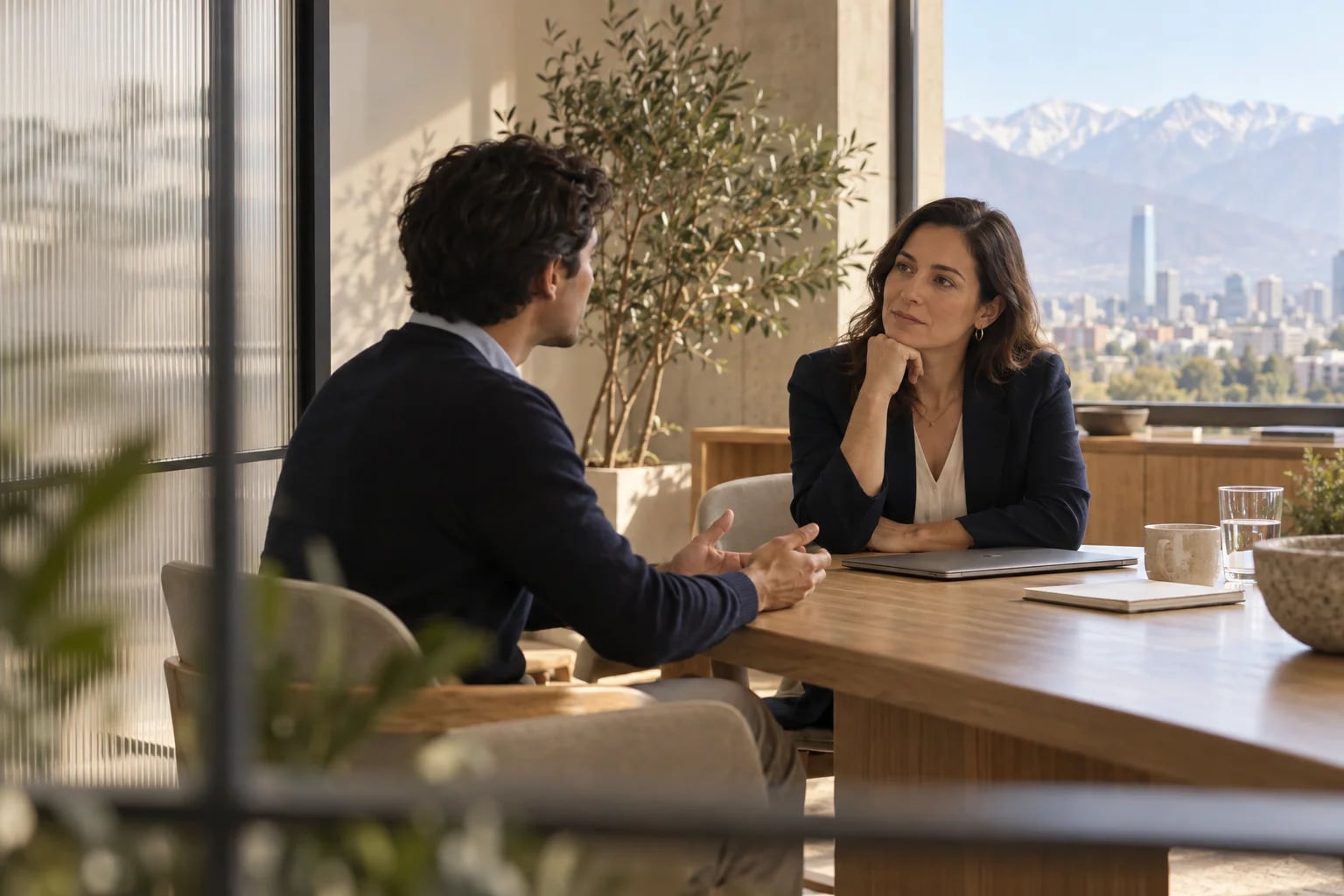 Escena ilustrativa de dos profesionales conversando y escuchándose en una oficina luminosa